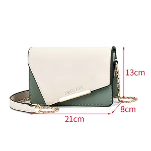 Bolso bandolera bicolor en crema y verde con cadena, dimensiones de 21x8x13cm