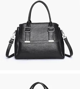 Detail der schwarzen Lederhandtasche mit Lychee-Struktur und silbernen Metallschnallen