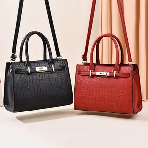Borsa a mano da donna con motivo a coccodrillo in nero e rosso con tracolla regolabile