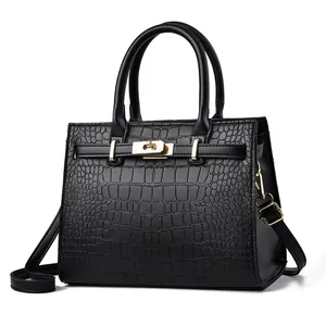 Borsa a mano classica nera con motivo a coccodrillo, hardware dorato e manici superiori