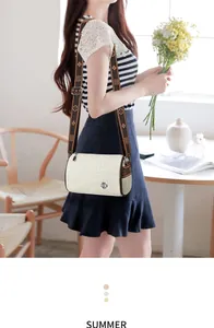 Dettaglio borsa Boston bianco crema motivo coccodrillo con tracolla jacquard floreale