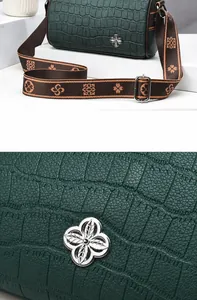 Dettaglio borsa verde scuro motivo coccodrillo con hardware galvanizzato multistrato lucido