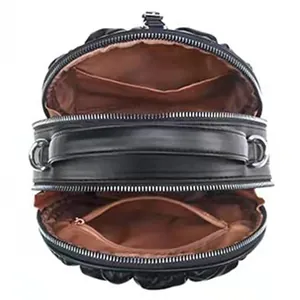 Detailansicht der schwarzen Tasche mit zwei Reißverschlussfächern und braunem Innenfutter