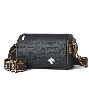Borsa Boston nera stampa coccodrillo con tracolla larga marrone e dettaglio quadrifoglio
