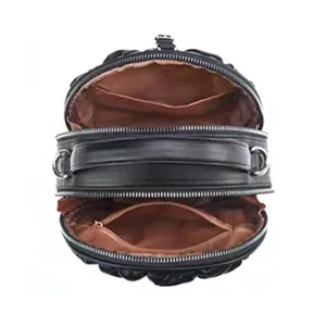 Schwarze gesteppte Rundtasche mit zwei Reißverschlussfächern und braunem Innenfutter