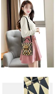 Détail du sac bandoulière à damier avec charm ours en peluche 3D et texture cuir