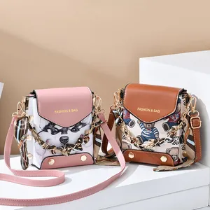 Mini borse a tracolla rosa e marroni con stampe di animali e catene metalliche