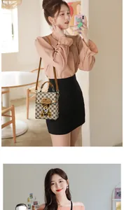Détail du mini sac à damier beige et marron avec ours en peluche et bandoulière