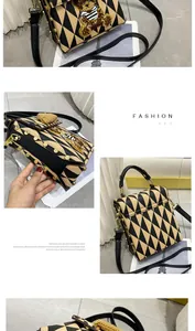 Vue détaillée du mini sac à main à carreaux avec patch ours et rivets métalliques