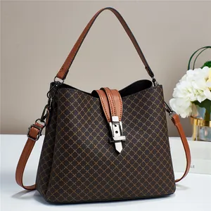 Elegante Beuteltasche mit braunem Karomuster, Tragegriff und Schultergurt