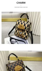 Détail de sac bandoulière avec décor d'ours en peluche et texture à carreaux