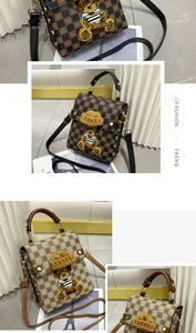 Détail de mini sacs bandoulière avec oursons en 3D et motif à carreaux chic