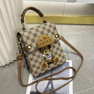 Mini sac bandoulière à carreaux marron avec patch d'ours en peluche et rivets dorés