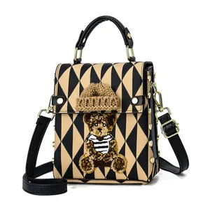 Mini sac bandoulière chic à motif losanges avec patch ours et clous dorés
