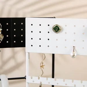 Detalle de soporte para joyas en hierro con paneles perforados para organizar pendientes