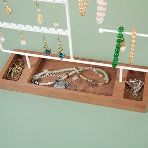 Detalle del expositor de joyas en hierro blanco con base de madera de acacia para anillos