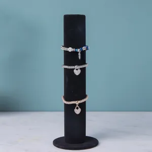 Kralenarmbanden met hartjes op zwarte fluwelen sieradenhouder met een marmeren voet