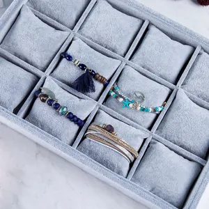 Graues Samt-Schmucktablett mit 12 Fächern und Kissen für Uhren und Armbänder