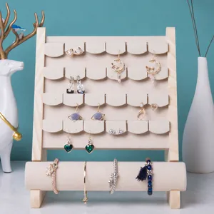 Détail du présentoir à bijoux en bois avec velours beige pour boucles et bracelets
