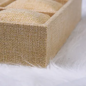 Detailaufnahme der Leinen-Schmucklade mit weichen Kissen für Uhren und Armbänder