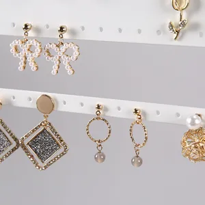 Detailansicht von Perlen-Ohrringen auf einem weißen Display-Ständer für Schmuck