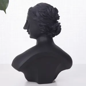 Dettaglio del busto espositore per gioielli nero opaco con elegante profilo femminile