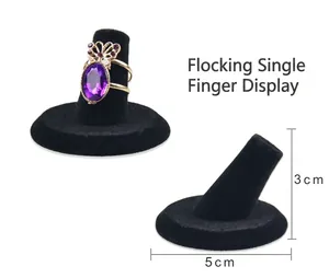 Detalle del soporte flocado negro para anillos, altura 3 cm y base diámetro 5 cm