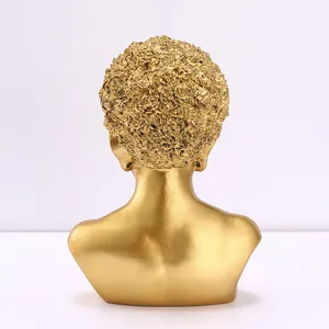 Scultura moderna di busto femminile africano in resina dorata con trama di capelli fini