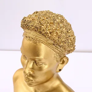 Scultura busto africano dorato in resina per esposizione gioielli con capelli testurizzati