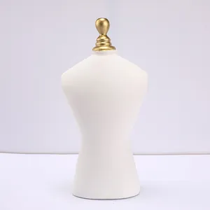 Elegante busto porta gioielli in resina bianca con dettaglio in metallo dorato sulla testa
