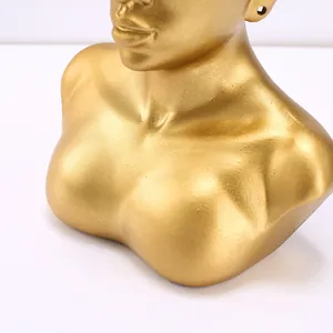 Primo piano di busto femminile in oro opaco per esposizione gioielli e decorazione