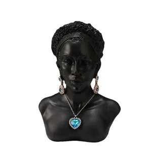 Busto in resina nordica con set di gioielli a cuore blu collana e orecchini pendenti