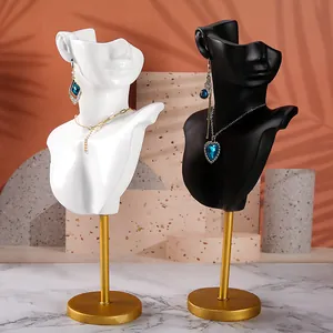 Detail van hars sieraden displaystandaards in zwart en goud voor oorbellen en kettingen