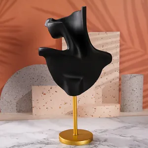 Abstracte zwarte hars buste met gouden basis voor elegante presentatie van sieraden