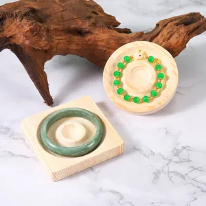 Grünes Jadestil-Armband und Hasen-Charm-Perlenkette auf eleganten Schmuckständern aus Holz