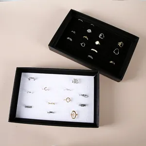 Detail van professionele zwart-witte fluwelen ringdisplaytrays met meerdere gleuven