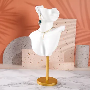 Detailopname van een witte hars display voor het tonen van oorbellen en kettingen