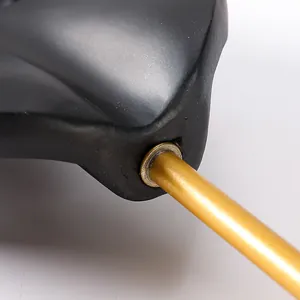 Detail van de gouden metalen staaf in de zwarte matte hars sieraden display standaard