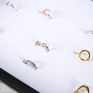 Assortiment zilveren en gouden ringen met lucky motief en maan ster ontwerpen in tray