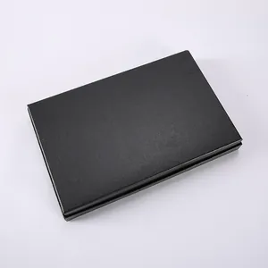Detail van de sieradenbox met 100 slots en een hoogwaardige zwarte matte getextureerde afwerking