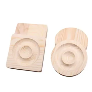 Makro-Detail des Schmuck-Display-Tabletts aus Naturholz mit glatten Rillen und Holzmaserung