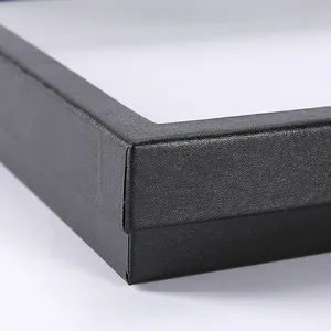 Detailopname van zwarte matte textuur en naadloze rechte hoek op de sieradendoos