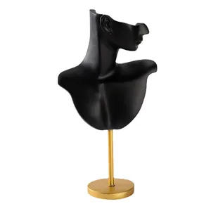 Minimalistische matzwarte buste sieradenhouder met gouden basis voor ketting en oorbellen