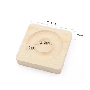 Detailansicht der quadratischen Schmuckschale aus Holz mit Rillen und natürlicher Maserung