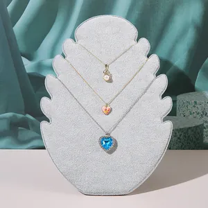 Espositore in velluto con ciondoli a cigno di perle e cuori in un set per gioielli