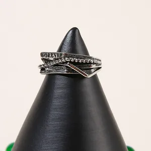 Nahaufnahme eines Vintage-Silber-Wickelrings mit FOREVER-Gravur auf dem Detailbild