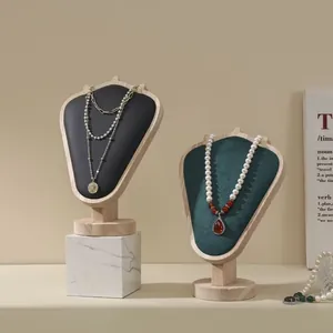 Σετ ξύλινη βάση προβολής κολιέ με μαρμάρινη βάση και βελούδινη επένδυση για κοσμηματοπωλείο