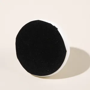 Detail der rutschfesten schwarzen Samtbasis auf dem minimalistischen weißen Schmuckständer