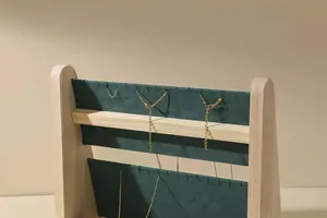 Λεπτομέρεια ξύλινης βάσης κοσμημάτων δύο επιπέδων με πράσινη βελούδινη επένδυση