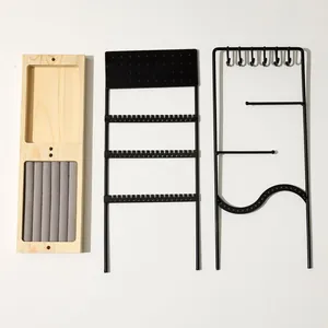 Détail de la base en bois avec fentes en velours et support noir pour boucles d'oreilles